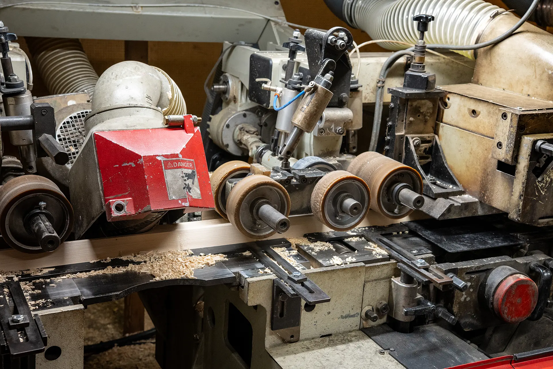 Close-up van schaafmachine met bewerkingsrollen en freesunit voor houtprofilering bij Gendis